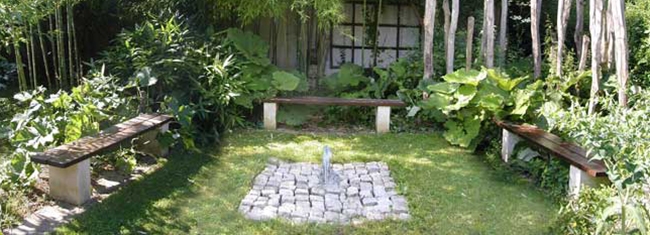 Banquettes autour de la fontaine du jardin zen