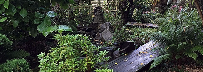 La passerelle du jardin zen qui longe la rivière sèche