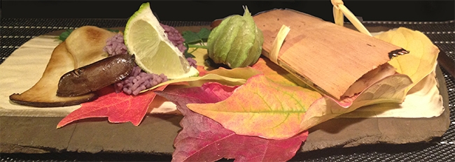 Poisson cuit entre deux feuilles de cèdre