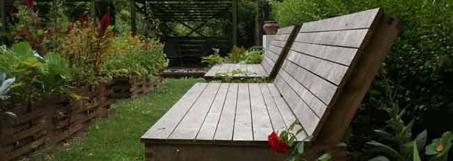 Les banquettes en bois du potager