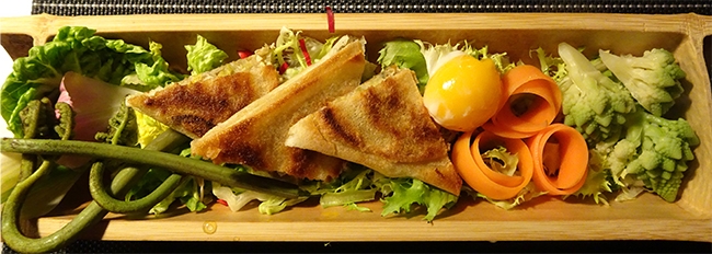 Bricks au poireau et tolu fumé, fougères, oeuf onsen, spirales de carottes au vinaigre, chou romanesco