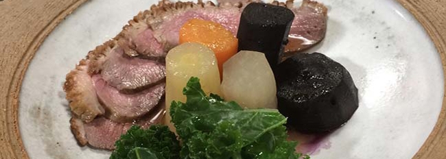 Canard à la vapeur de sake accompagné de carottes tricolores mijotées dans le dashi