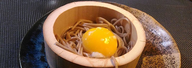 Oeuf onsen sur lit de soba