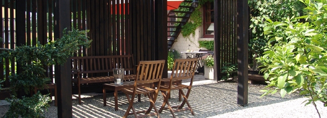 Petit salon sous la pergola de l'accueil
