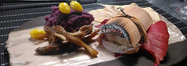 Poisson cuit entre deux feuille de cèdre