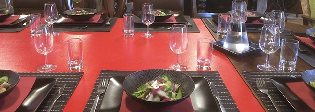 Table dressée avec assiettes et bols noirs